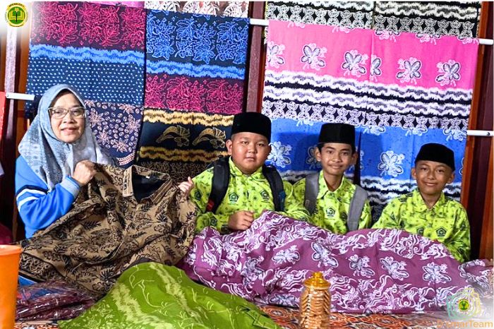 Pelatihan Membatik di Sanggar Batik Idola, guna wujudkan Program Unggulan Madrasah