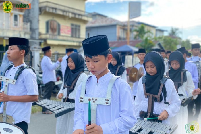 Semarak Muharram, DB Bahasa Tunas Bangsa beserta Ratusan Siswa dan Santri ikuti Pawai Taaruf di Nipah Panjang