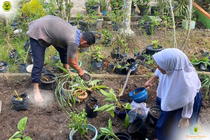 Mengajarkan nilai-nilai 