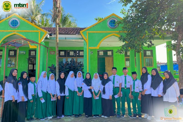 Kepala Madrasah beri Apresiasi Siswa Berprestasi di OMI