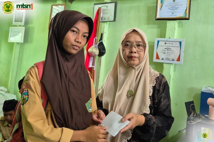 Kepala Madrasah serahkan Zakat Profesi kepada sejumlah siswa, guru dan staf non ASN