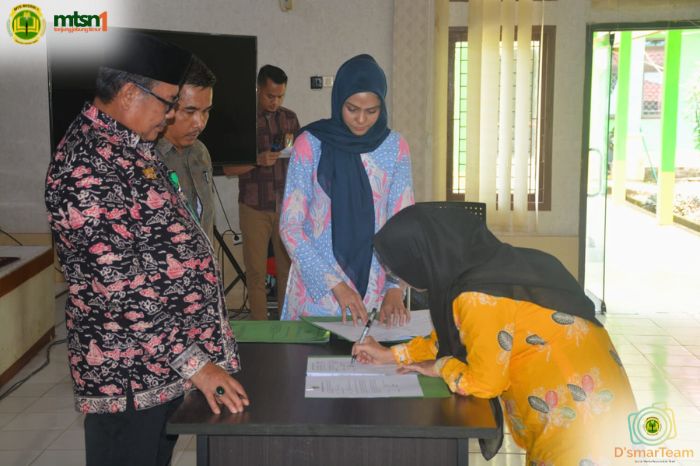 Kepala MTsN 1 Tanjung Jabung Timur Teken Perjanjian Kinerja